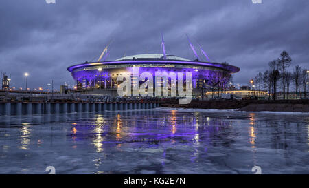 Sankt Petersburg, Russland - Dezember 25, 2016: Ein neues Stadion Football Club' Zenit Sankt Petersburg' auf krestovsky Insel in der Nacht mit farbigen Leuchten Stockfoto