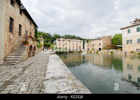 Alte Thermalbäder im mittelalterlichen Dorf Bagno Vignoni, Toskana, Italien Stockfoto