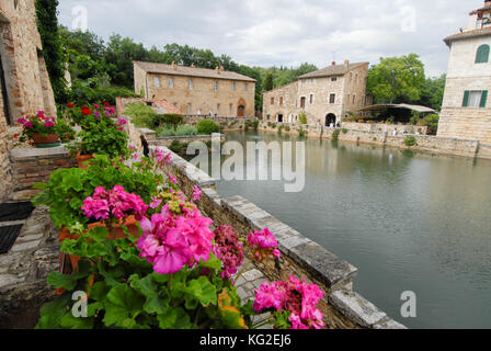 Alte Thermalbäder im mittelalterlichen Dorf Bagno Vignoni, Toskana, Italien Stockfoto