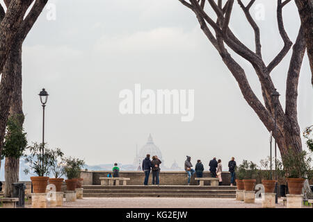 Orange Garden mit St Peters im Hintergrund. Rom Italien Stockfoto