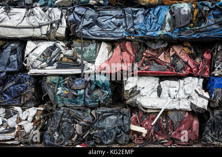 Autos auf Schrottplatz, gepresst und zum Recycling. Stockfoto