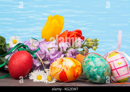 Ostern in Pool, Wellness und Relax. Eier und Wasser Hintergrund für Party und Spa Stockfoto