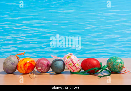 Ostern in Pool, Wellness und Relax. Eier und Wasser Hintergrund für Party und Spa Stockfoto