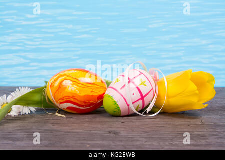 Ostern in Pool, Wellness und Relax. Eier und Wasser Hintergrund für Party und Spa Stockfoto