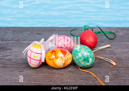 Ostern in Pool, Wellness und Relax. Eier und Wasser Hintergrund für Party und Spa Stockfoto