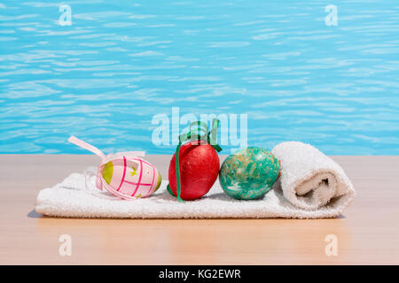 Ostern in Pool, Wellness und Relax. Eier und Wasser Hintergrund für Party und Spa Stockfoto