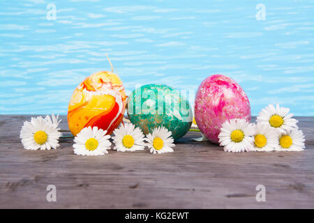 Ostern in Pool, Wellness und Relax. Eier und Wasser Hintergrund für Party und Spa Stockfoto