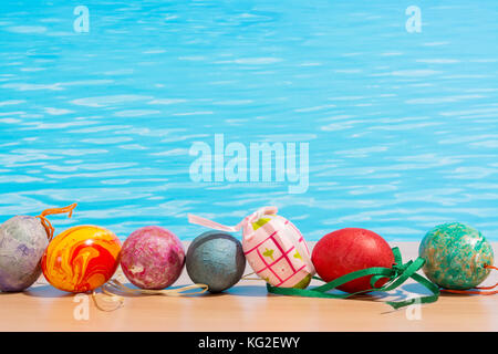 Ostern in Pool, Wellness und Relax. Eier und Wasser Hintergrund für Party und Spa Stockfoto