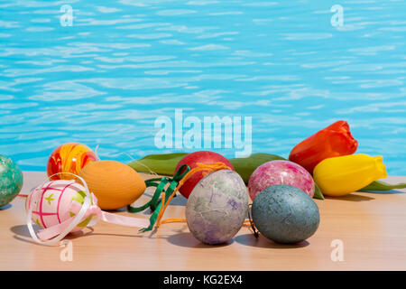 Ostern in Pool, Wellness und Relax. Eier und Wasser Hintergrund für Party und Spa Stockfoto