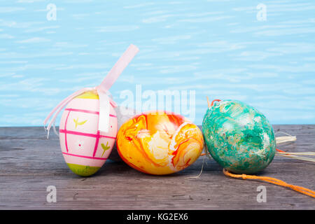 Ostern in Pool, Wellness und Relax. Eier und Wasser Hintergrund für Party und Spa Stockfoto