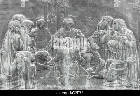 Mauer aus Stein Gravur Szene mit der Darstellung der Beweinung Christi Stockfoto