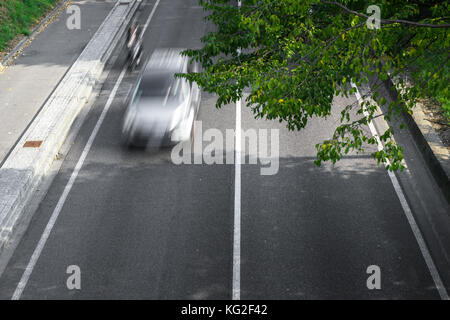 Motion Blur von Autos in Luftbild und über die Straße. (Geschwindigkeitsbegrenzungen - Verstöße-Kameras) Stockfoto