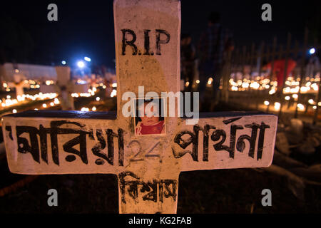 Bangladesch. 02 Nov, 2017 Katholiken 2. November als Tag der alle Seelen' beobachten, ein Tag des Gebets für den Toten. die Fotos von der Beobachtung bei Rosenkranz Kirche in Dhaka am Donnerstag getroffen wurden. Alle Seelen Tag ist ein heiliger Tag zur Ehre der Toten gesetzt. Credit: azim khan Ronnie/Pacific Press/alamy leben Nachrichten Stockfoto