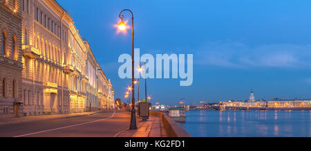 Nacht Blick auf illumunated Palast Embankment und Fluss Neva, St. Petersburg, Russland Stockfoto