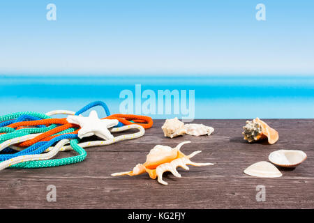 Tropische Meer vom Boot aus gesehen. Tabelle und Seashell mit an Bord Platz kopieren Stockfoto