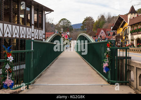 Helen, Georgia, USA - 14. Dezember 2016: Die Brücke über den Chattahoochee River an der Hauptstraße Stockfoto