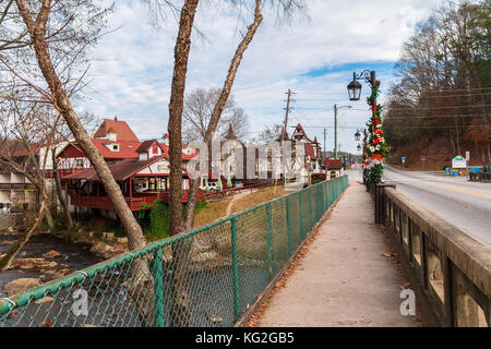 Helen, Georgia, USA - 14. Dezember 2016: Die Brücke über den Chattahoochee River an der Hauptstraße Stockfoto