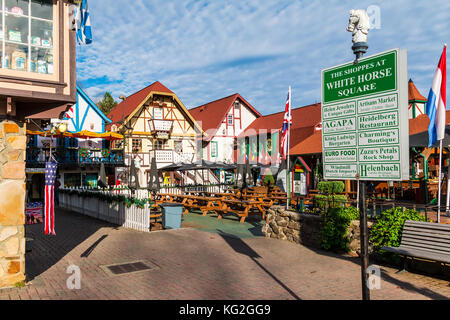 Helen, Georgia, USA - Dezember 14, 2016: Blick auf die Cafés, Restaurants und Geschäfte auf dem weißen Pferd Platz Stockfoto