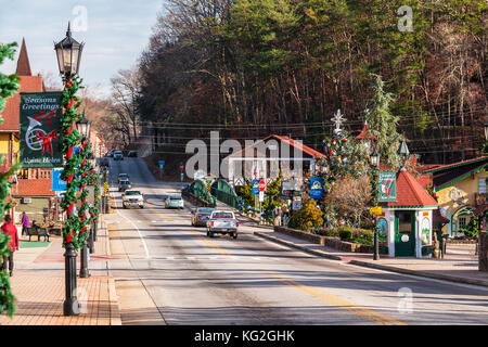 Helen, Georgia, USA - Dezember 14, 2016: Blick auf die Hauptstraße mit Weihnachtsschmuck in hellen, sonnigen Tag Stockfoto