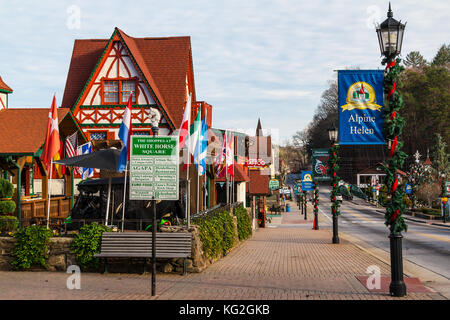 Helen, Georgia, USA - Dezember 14, 2016: Blick auf die Hauptstraße und dem weißen Pferd Platz mit Weihnachtsschmuck Stockfoto