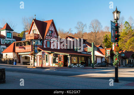 Helen, Georgia, USA - Dezember 14, 2016: Blick auf die Geschäfte und Cafés an der Hauptstraße Stockfoto