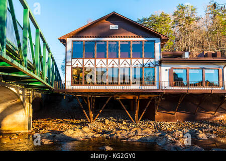 Helen, Georgia, USA - Dezember 14, 2016: Fassade des Restaurants über den Damm des Chattahoochee River Stockfoto