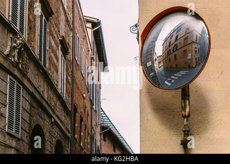 Reflektor auf leere rustikalen Straße Ecke in Siena, Toskana, Italien Stockfoto