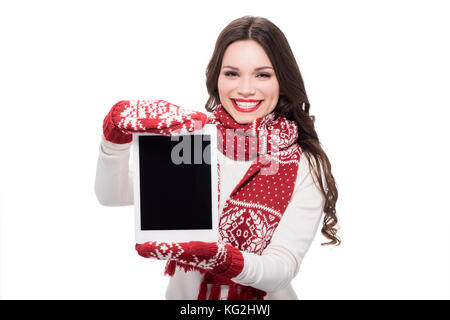 Frau in Schal und Handschuhe mit Tablet Stockfoto