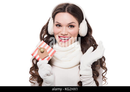 Frau in Winterkleidung holding Geschenk Stockfoto