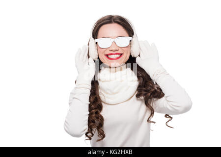Frau in Winterkleidung Sonnenbrille tragen Stockfoto