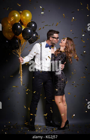 Frau versuchen, attraktive Frau zu küssen. Stockfoto