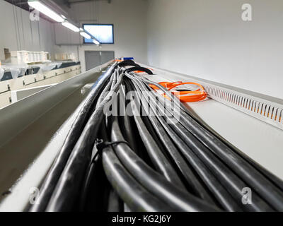 Stromkabel auf Unterstation Duschkabinen. Stockfoto