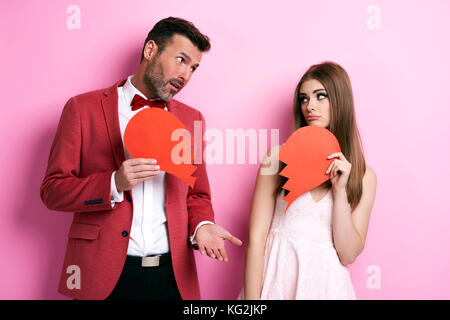 Traurig des Menschen fragt Frau Vergebung Stockfoto
