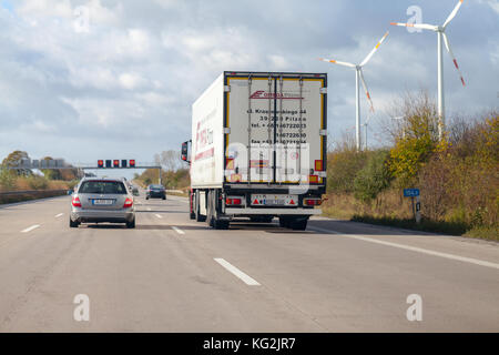 Braunschweig/Deutschland - am 29. Oktober 2017: Lkw aus dem polnischen Spediteurs Omega pilzno Laufwerke auf der deutschen Autobahn A 2. Stockfoto