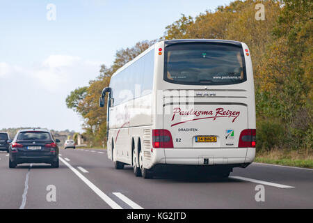BRAUNSCHWEIG/DEUTSCHLAND - 29. OKTOBER 2017: Bus von Paulusma fährt auf der deutschen Autobahn A2. Stockfoto