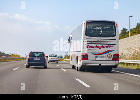 BRAUNSCHWEIG - 29. OKTOBER 2017: Bus aus Benninghoff fährt auf der deutschen Autobahn A2. Stockfoto