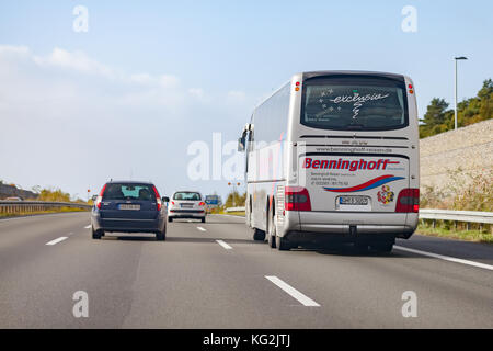 Braunschweig/Deutschland - Oktober 29, 2017: Reisebus von benninghoff Laufwerke auf der deutschen Autobahn A 2. Stockfoto