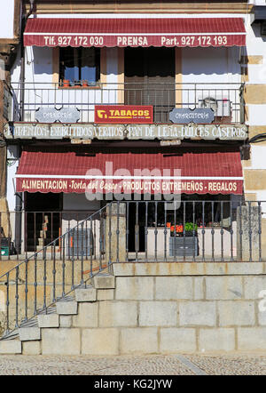 Lokalen Shop an der Plaza Mayor, das Dorf Cuacos de Yuste, La Vera, Extremadura, Spanien Stockfoto