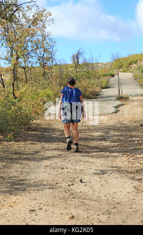 Frau wandern Sierra de Tormantos Berge, in der Nähe von Cuacos de Yuste, La Vera, Extremadura, Spanien Stockfoto