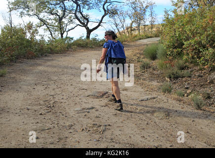 Frau wandern Sierra de Tormantos Berge, in der Nähe von Cuacos de Yuste, La Vera, Extremadura, Spanien Stockfoto