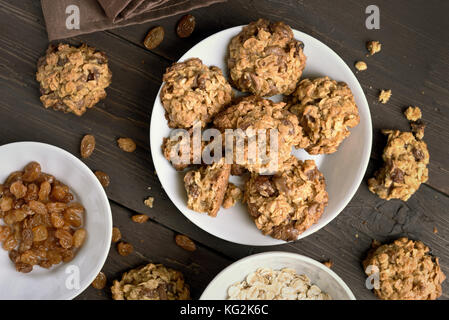 Cookies für das Frühstück auf der Platte über Holz- Hintergrund, Ansicht von oben Stockfoto