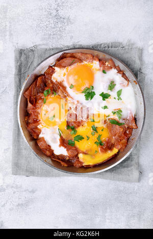 Spiegeleier mit Salami auf Stein Hintergrund, Ansicht von oben Stockfoto