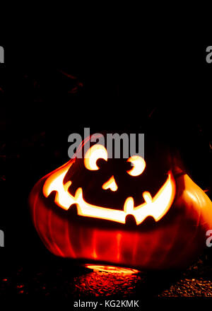 Geschnitzte Halloween Jack 'O Laternen auf einer Veranda in Nolansville, Tennessee. Oktober 2017 Stockfoto