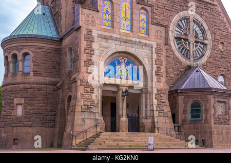 Außenansicht und Hauptportal der Vasa Kirche (Vasakyrkan) in Göteborg, Bohuslan, Schweden. Stockfoto