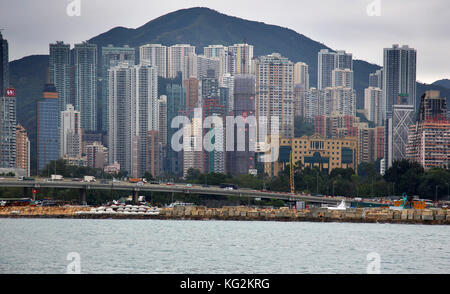 Apartment Gebäude entlang der Victoria Harbour in Hong Kong Stockfoto