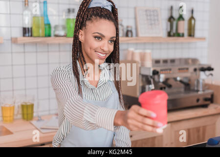 Barista Übergabe client Kaffee Stockfoto