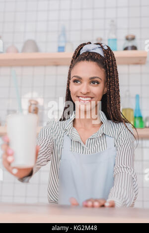 Barista übergabe Kaffee Stockfoto