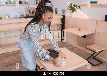 Barista Tisch serviert werden Stockfoto