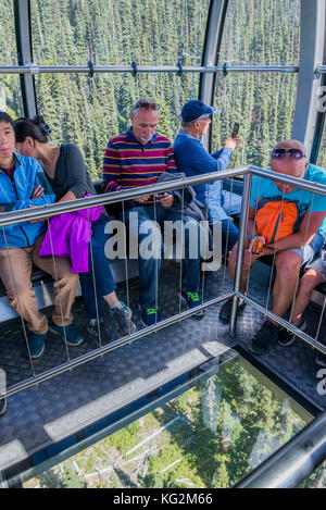 Glasboden auf speziellen Peak 2 Peak Gondola, Whistler Blackcomb Mountain Resort, Whistler, British Columbia, Kanada. Stockfoto