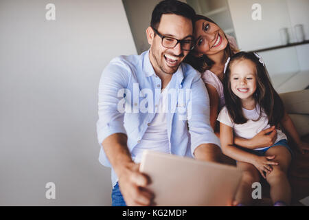 Glückliche Familie selfie in Ihrem Haus Stockfoto